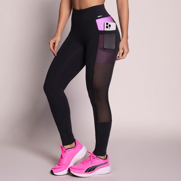Legging com Recorte e Bolso Lateral